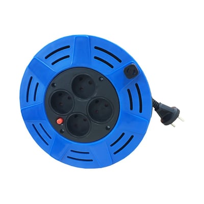 DVA kabeltromle i blå kassette med 10 meter ledning, fire udtag og synligt stik, set forfra.