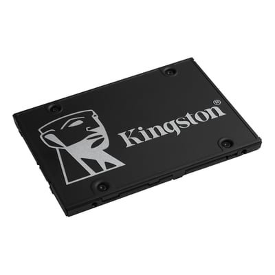 Kingston KC600 SATA SSD på 256 GB i sort, set skråt oppefra med Kingston-logoet og skruerne synlige.