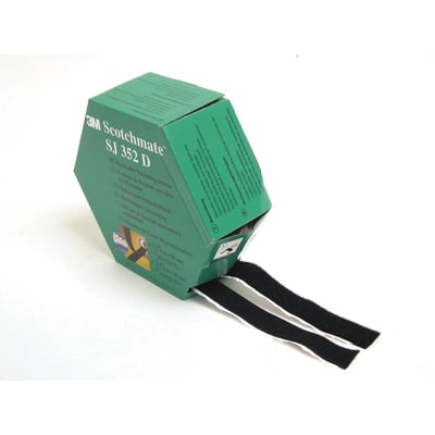 3M Scotchmate SJ 352D selvklæbende velcrobånd, 5 meter langt og 25 mm bredt, kommer ud af en grøn 3M-emballage på hvid baggrund.