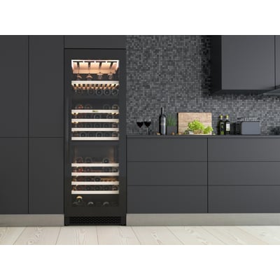 Thermex Winemex 145 vinkøler med tre zoner, vist i et moderne køkken med mørke skabe og en flisebagvæg.