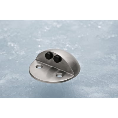 Assa Abloy gulvdørstop 80x30 i børstet stål med sort gummianslag, set skråt forfra.