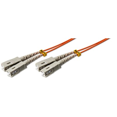 Et 5 meter langt, orange, duplex fiberoptisk patchkabel med SC/PC konnektorer på begge ender og mærkninger 1 og 2.