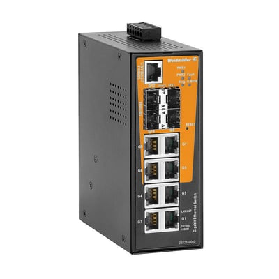 Weidmüller IE-SW-AL12M-8GT-4GESFP industriel switch set skråt forfra med otte RJ45-porte og fire fiberporte.