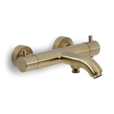 Elegant kar og brus termostatarmatur med børstet guld finish monteret på en hvid væg. Armaturet har en buet tud og to runde greb til temperatur- og flowkontrol.
