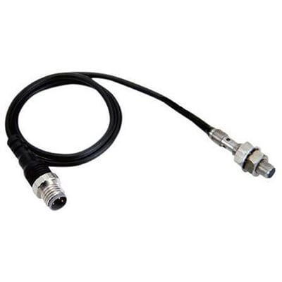 Omron induktiv aftaster M5, skærmet, 1.2mm, DC 3-leder med pig-tail og M12 stik på hvid baggrund.