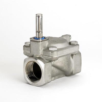 Danfoss EV220BW magnetventil vist fra en lidt anden vinkel, med fokus på ventilhus i rustfrit stål og servostyret membran.