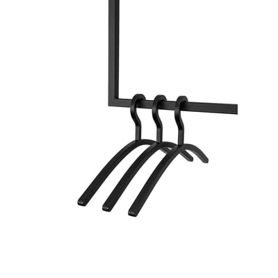 Metallbude bøjler i sort plastik med en bredde på 46 cm, vist hængende på en sort bøjlestang.