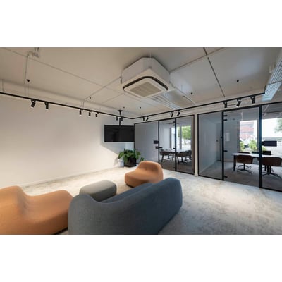 SLV HELIA 50 sort LED-skinnespot med 3000 K monteret i loftskinner i et moderne kontor.