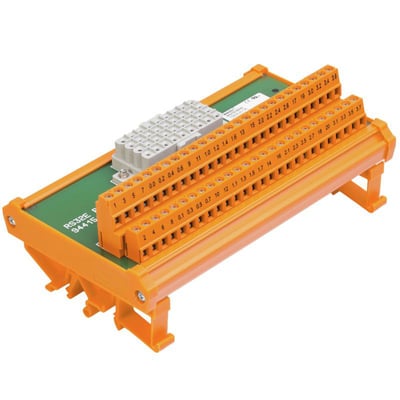 Weidmüller LM2N interface modul med relæ og 36-polet hunforbindelse, set skråt ovenfra med orange klemrækker.
