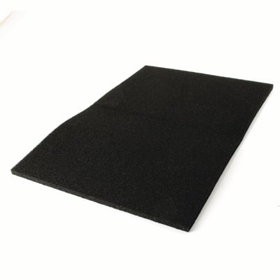 Nordic Quality universelt kulfilter i sort polyester og aktivt kul, 57 x 47 cm, vist på hvid baggrund.