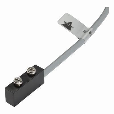 Carlo Gavazzi magnetaftaster i plast, 7 x 27 x 11 mm, med sort rektangulært hus, to skruer og gråt kabel.
