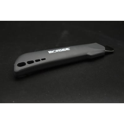 Ironside-kniv med keramisk 9 mm klinge og autolås, set skråt med gråt greb og mærkelogo.