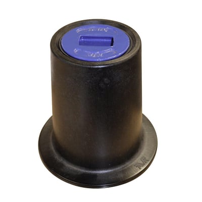 AVK fast gadedæksel på 130 mm med sort, cylindrisk hus, bred rund fod og blå rund prop øverst.