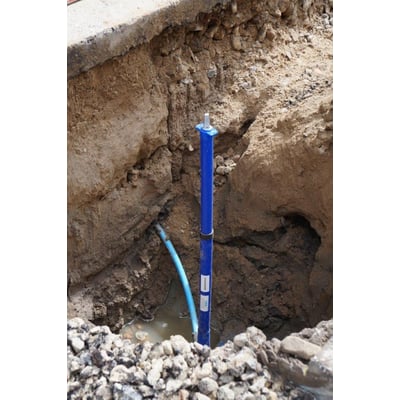 Isiflo universal stikledningsgarniture type 337 i blå PE viser teleskopisk justering under jordgravning ved siden af et blåt vandrør.