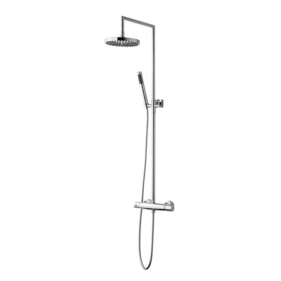 Komplet Cassøe brusesystem i forkromet metal med rund hovedbruser og håndbruser, monteret på hvid baggrund.