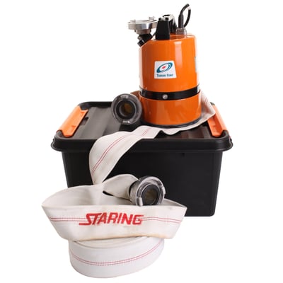 Staring Maskinfabrik Tsurumi LSC1.4S 480W entreprenørpumpe med 15m slange og koblinger på en sort opbevaringsboks.