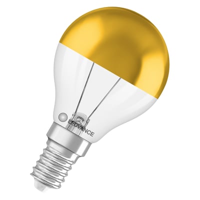 Ledvance LED-kronepære med E14-fatning, klar glaskolbe og guldfarvet topforspejling, set skråt forfra.