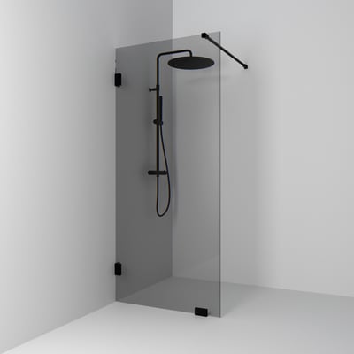 Svedbergs 180° brusevæg på 78x200 cm med røgfarvet glas og matsorte beslag, monteret i et brusehjørne.