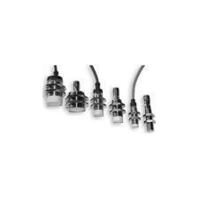 Carlo Gavazzi induktiv aftaster IA30ASF15DOM1 med kort cylindrisk metalhus og kabel, vist blandt lignende sensorer.