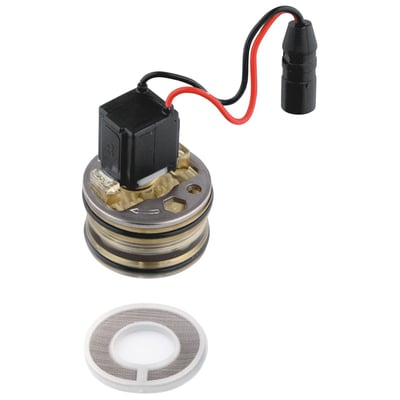 Grohe magnetventil for Europlus E armatur, monteret med sort kasse og røde/sorte ledninger, med et filter ved siden af.