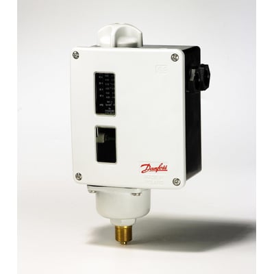 Danfoss RT112 pressostat med synlig mærkat 'Made in Poland', indstillingsskala og trykreguleringsknop i hvid plast.