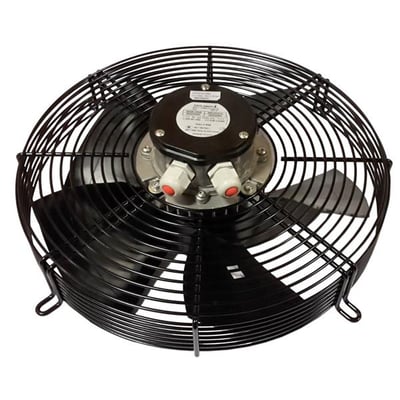 Polet MA 4-polet ventilator med 355 mm vingediameter, 1300 omdr./min. og 177 W, set forfra med sort gitter og vinger.