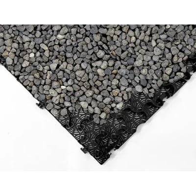 ECCO Products Multidal grusarmering med sorte, sammenlåsende moduler fyldt med små, grå sten.