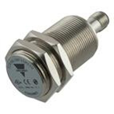 Carlo Gavazzi induktiv aftaster M30 med 15 mm rækkevidde og IO-Link, vist skråt med lang gevindkrop og stik.