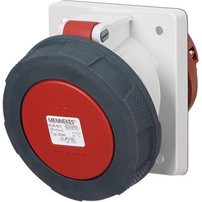 Detaljeret billede af Mennekes CEE vægudtag, viser 5P, 63A, 230/400V og IP67 mærkning, samt skråt design og rød farve.