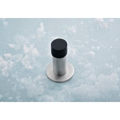 Assa Abloy vægdørstop på 85 mm med rund fod, børstet stål og sort gummianslag.