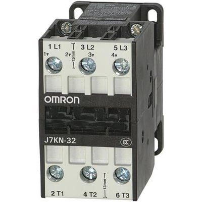 Omron J7KN-32, en 3-polet kontaktor på 32A/15kW og 230 VAC, vist med tydelig mærkning af terminaler og brandnavn.