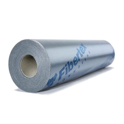 Fibertex Geotextil F-20 i grå, rullet sammen med den åbne rulleende og logoet synligt; formatet er 2 x 2 meter.