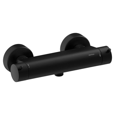 Damixa Iris termostatbatteri i mat sort messing med 2-grebs betjening og synlig vandtilslutning forneden.