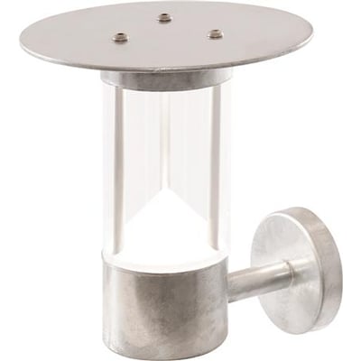 Dekaled G5 væglampe i varmgalvaniseret stål med klar polycarbonat cylinder og et beskyttende metaloverdel. Lampen er monteret på en vægplade og lyser varmt hvidt.