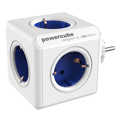 Allocacoc PowerCube Original strømfordeler med fem udtag, hvidt kubedesign og blå stikåbninger, set skråt forfra.
