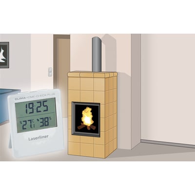 Laserliner ClimaHome-Check Plus aflæser temperatur og fugtighed ved siden af en moderne brændeovn.