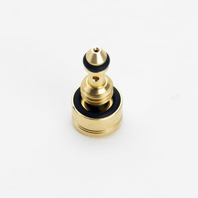 Nærbillede af Danfoss EV220B udligningsdyse i messing med sorte FKM O-ringe, vist med en O-ring monteret på en hvid baggrund.