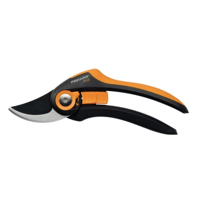Fiskars SmartFit P541 beskæresaks med orange og sorte håndtag, klar til brug på hvid baggrund.