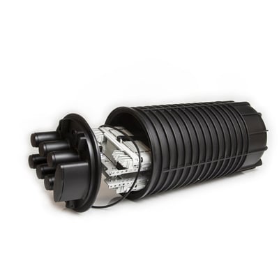 CommScope FIST-GC02 fibermuffe med sort, ribbet kapsling, flere kabelporte og synlige indvendige monteringsprofiler.