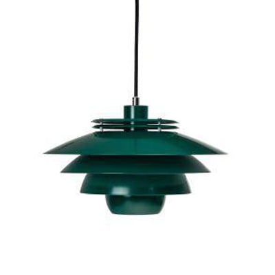 EJKA pendel i mørkegrøn med et klassisk design, der fremhæver dens alsidighed i forskellige indretninger.