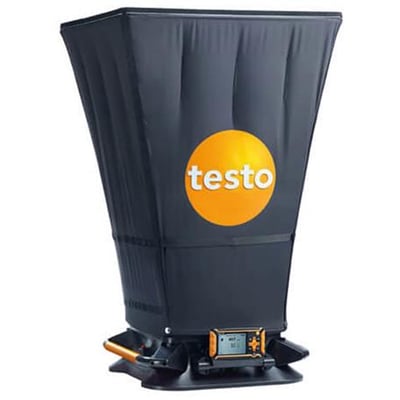 Testo 420 flowmåler med 610x610 mm tragt og et lille display, der viser måledata i et neutralt rum.