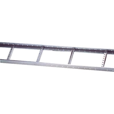 Nærbillede af Legrand Kabelstige Light GLO-4 i galvaniseret stål, der viser perforerede sidevanger og trin.