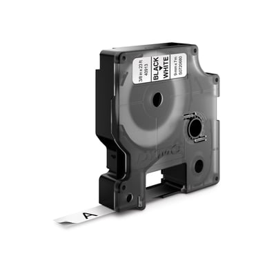 Dymo D1-tape til labelprintere, 9 mm med sort tekst på hvid tape, vist i kassette med tapeenden trukket ud.