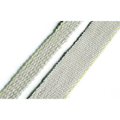 Detaljeret billede af hvidt glasfiberbændel med E-glas tekstur, 100x3 mm bredde, vist på en hvid baggrund.