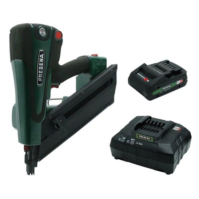 Prebena PKT8-PR100 18V akku sømpistol, med to 4Ah batterier og en oplader, vist isoleret på hvid baggrund.