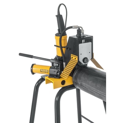 Rems Collum 2 notsikkemaskine monteret på et stativ med et sort rør tilføjet. Håndtag og hydraulikpumpe er synlige.