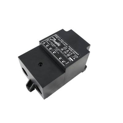 Nærbillede af mærkatet på Danfoss ECA99 transformer med typebetegnelse, serienummer og tekniske specifikationer.