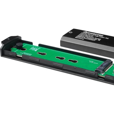 Chieftec eksternt kabinet til M.2 SSD med sort hus, åbent så det grønne printkort og det separate låg ses.