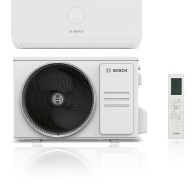 Komplet Bosch Climate 3000i varmepumpesæt med udedel, indedel med display og fjernbetjening vist samlet på hvid baggrund.