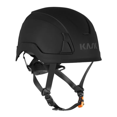 Sort Kask Primero Air sikkerhedshjelm set skråt fra siden med justerbar hagerem og fastgørelsesspænde, størrelse 52-63 cm.